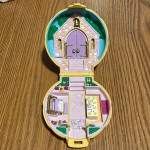 Bluebird 1989 Polly Pockets Yellow Clamshell Compact Church Wedding Chapel Toy